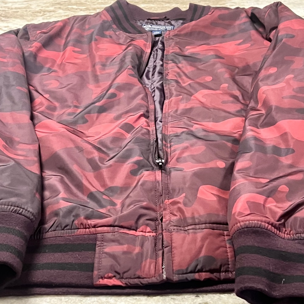 men's xl American Rag Camo jacket burgundy and black in excellent condition